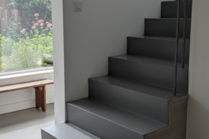 epoxy op betonnen trap antraciet